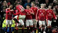 Gelandang Brasil Manchester United Casemiro memeluk gelandang Manchester United asal Portugal Bruno Fernandes setelah ia mencetak gol pertama tim selama pertandingan sepak bola Liga Primer Inggris antara Manchester United dan Chelsea di Old Trafford di Manchester, Inggris barat laut, pada 3 November 2024.Paul ELLIS / AFP
