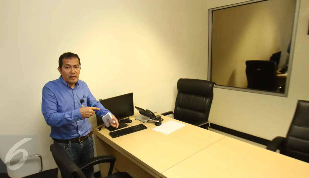 Wakil Ketua Komisi Pemberantasan Korupsi (KPK) Saut Situmorang menunjukkan Ruang pemeriksaan yang berada di lantai 2, Jakarta Selatan, Minggu (19/2). (Liputan6.com/Helmi Afandi)