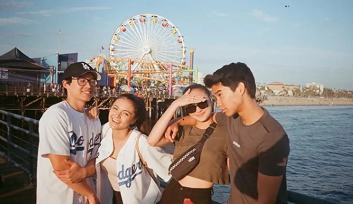 Tak sendiri, Amanda berlibur ke Amerika beberapa waktu lalu bersama aktris Caitlin Halderman, Karel Susanteo dan kekasihnya, Adriel Susanteo. (Liputan6.com/IG/@amandarawles)