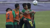 Bek Timnas Indonesia, Putu Gede, berusaha menghindar dari bola saat latihan di Stadion UKM, Selangor, Sabtu (19/8/2017). Latihan ini merupakan persiapan jelang laga SEA Games melawan Timor Leste. (Bola.com/Vitalis Yogi Trisna)