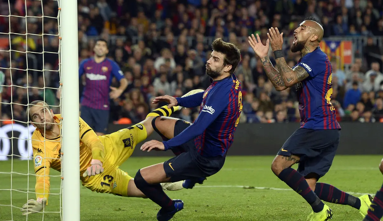 Gerard Pique dan Arturo Vidal gagal memanfaatkan peluang emas di mulut gawang Real Betis laga lanjutan La Liga 2018/19 yang berlangsung di stadion Camp Nou. Barcelona kalah 3-4. (AFP/Josep Lago)