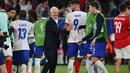 Pelatih Prancis, Didier Deschamps merayakan kemenangan bersama pemainnya atas Austria pada Grup D Euro 2024 di Duesseldorf Arena, Duesseldorf, Jerman, Selasa (18/06/2024) WIB. (AFP/Alberto Pizzoli)