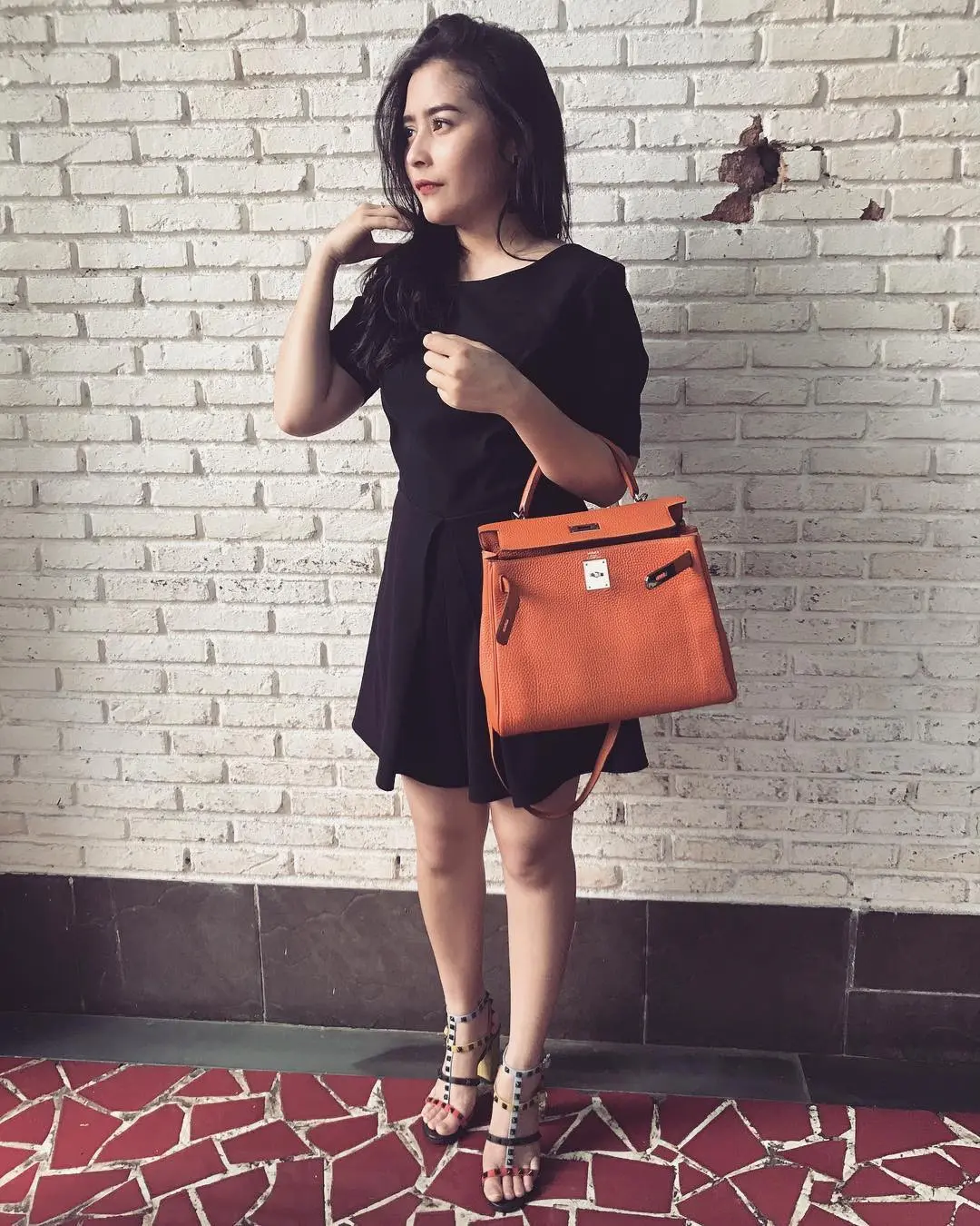 Tips memadupadankan busana untuk yang bertubuh pendek ala Prilly Latuconsina. (Image: prillylatuconsina96/instagram)