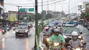 Kendaraan terhambat lajunya oleh banjir yang menggenangi Jalan Arif Rahman Hakim di Depok, Jawa Barat, Senin (18/5/2020). Sistem drainase buruk menjadi penyebab utama kawasan tersebut selalu tergenang banjir setiap hujan deras. (Liputan6.com/Immanuel Antonius)
