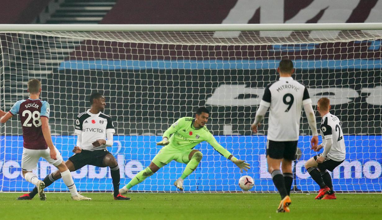 Alphonse Areola (tengah) tak mampu mengeluarkan Fulham dari zona degradasi musim lalu. Kiper berusia 28 tahun itu juga kalah bersaing di skuad Paris Saint-Germain seiring dengan hadirnya Donnarumma di klub tersebut. (AFP/Pool/Catherine Ivill)