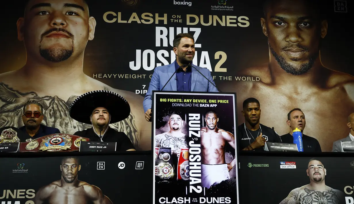 Promotor Eddie Hearn (tengah) memberi keterangan saat konferensi pers duel ulang Anthony Joshua (dua kanan) dan Andy Ruiz Jr (tiga kiri), New York City, Amerika Serikat, Kamis (5/9/2019). Promosi digelar di Diriyah (Arab Saudi), New York (AS), dan London (Inggris). (Jeff Zelevansky/Getty Images/AFP)