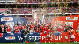 Nottingham Forest melengkapi daftar tim promosi Liga Inggris musim depan setelah memenangi final playoff Divisi Championship dengan mengalahkan Huddersfield Town 1-0 di Stadion Wembley. keberhasilan promosi ini merupakan penantian panjang setelah 23 tahun lamanya. (AFP/Adrian Dennis)