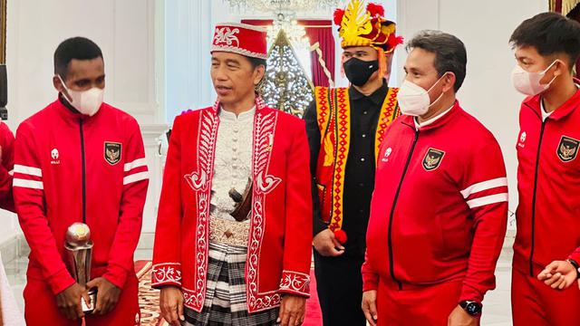 Foto: Senyum Sumringah Presiden Jokowi Dapat Kunjungan Timnas Indonesia U-16 di HUT Kemerdekaan Republik Indonesia