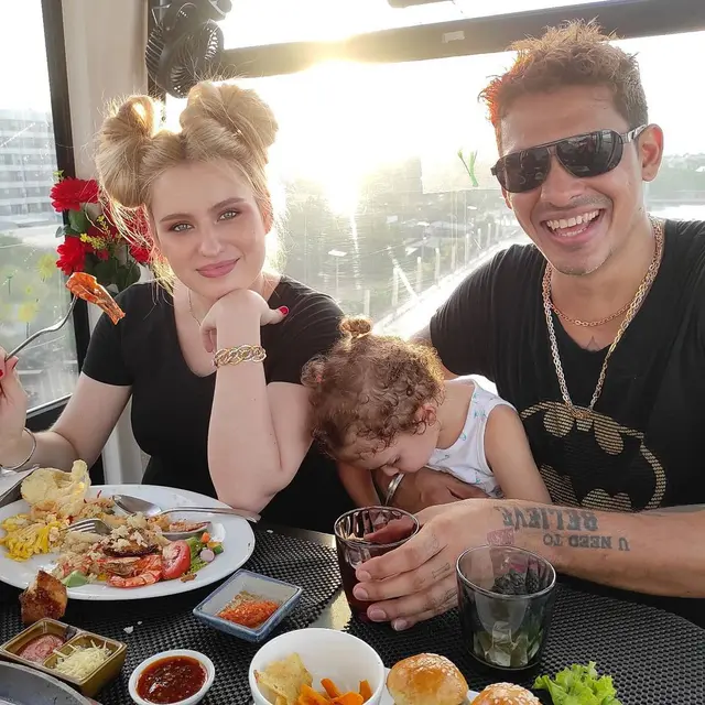 Beri Nama Unik ke Anak Kedua, Ini 6 Potret Kompak Robby Shine dan Nastasya Shine
