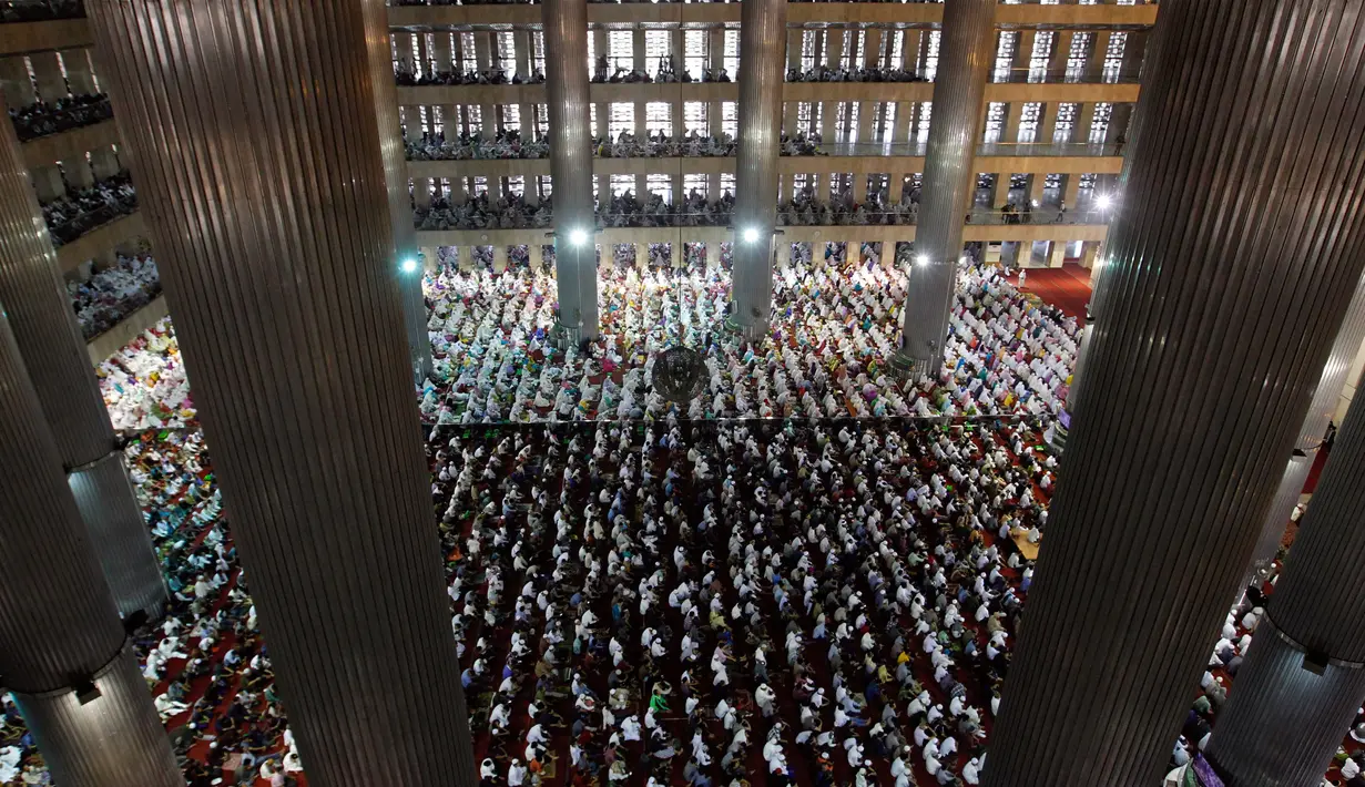 Jamaah berdoa bersama usai mendengarkan khutbah Idul Adha di Masjid Istiqlal, Jakarta, Senin (12/9). (REUTERS / Iqro Rinaldi)