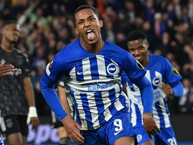 Pemain Brighton, Joao Pedro melakukan selebrasi setelah mencetak gol pertama timnya ke gawang Ajax Amsterdam pada laga Grup B Liga Europa 2023/2024 di American Express Community Stadium, Brighton, Inggris, Jumat (27/10/2023) dini hari WIB. Ini merupakan kemenangan pertama The Seagulls di kompetiti Eropa tersebut. (AFP/Glyn Kirk)