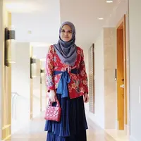 Perpaduan outer kimono batik dengan rok plisket ini pun tak kalah stylish untuk oufit kantor. (Instagram/amandahhartantobatik).