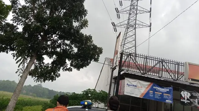Petugas PLN dan polisi mengedukasi warga agar tidak bermain layang-layang di dekat Sutet, di Kebumen. (Foto: Liputan6.com/Humas Polres Kebumen)