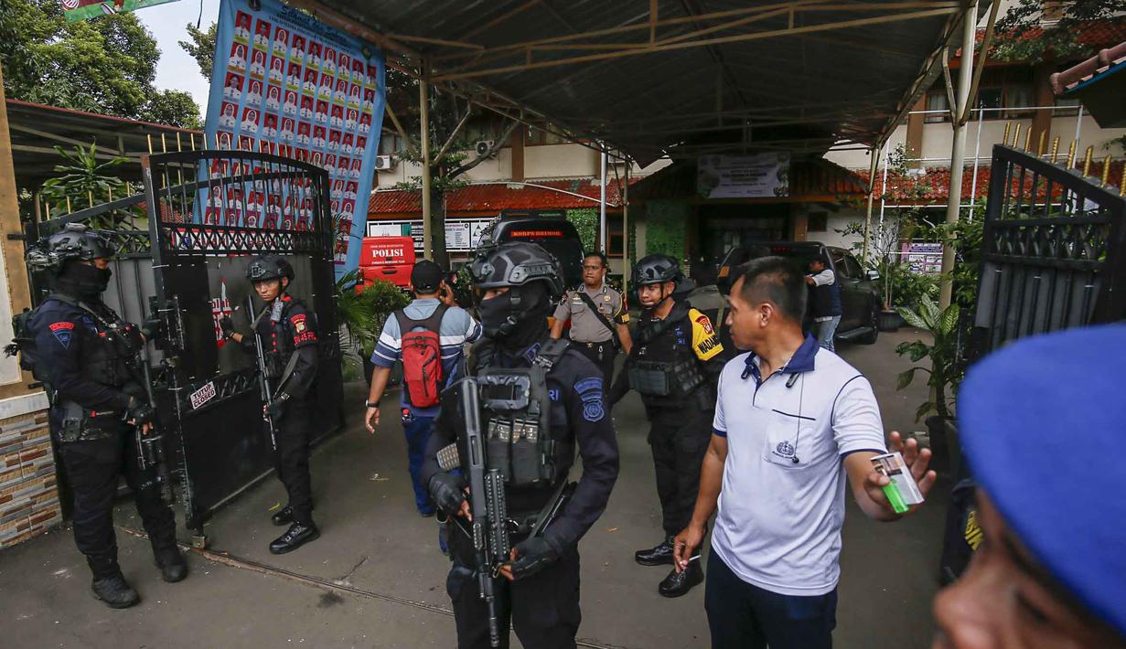Petugas tim penjinak bom berjaga di pintu masuk SMAN 72 Jakarta pada 7 November 2025. Sebuah ledakan terjadi di SMAN 72 Jakarta di kawasan Kecamatan Kelapa Gading, Jakarta Utara, pada Jumat 7 November 2025 siang. (CANDRA/AFP)