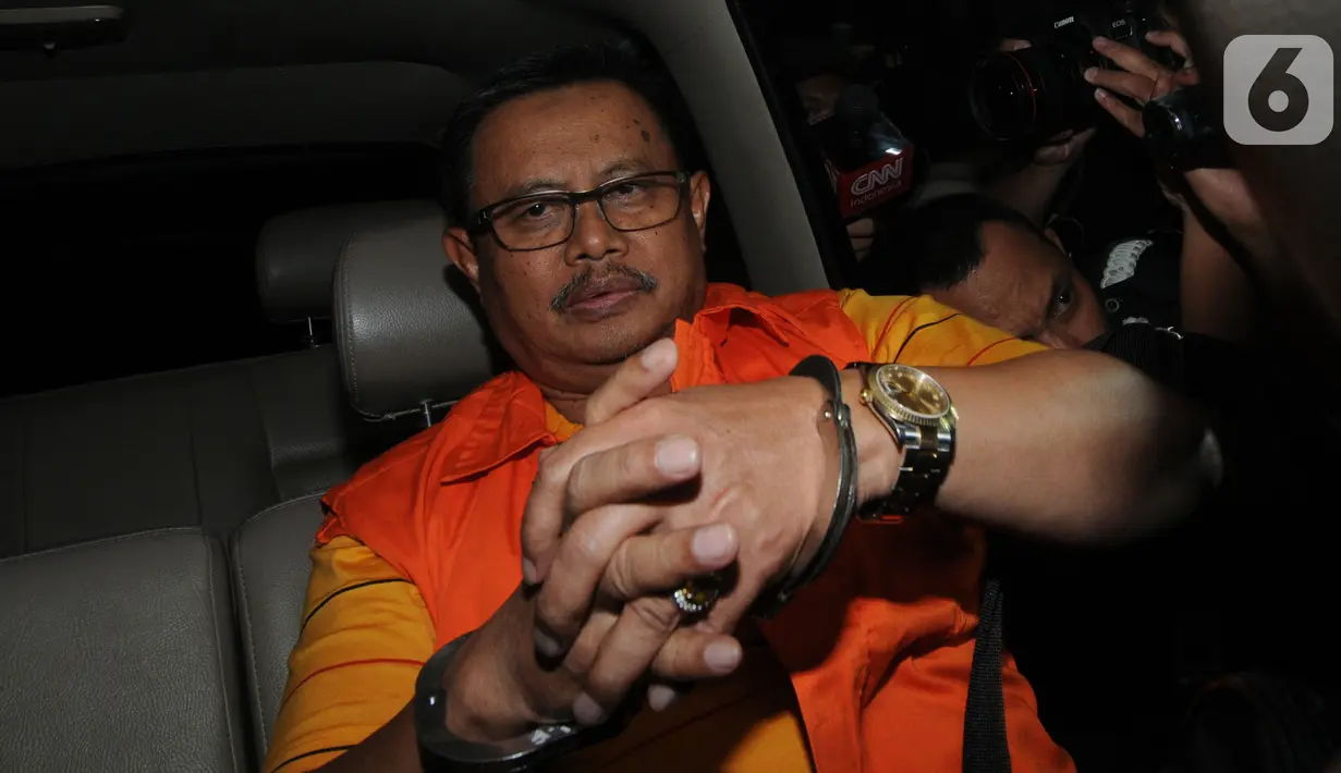 Bupati Indramayu, Supendi dengan tangan diborgol masuk ke dalam mobil usai menjalani pemeriksaan 1 x 24 jam pasca terjaring Operasi Tangkap Tangan (OTT) terkait dugaan suap pengaturan proyek dilingkungan Pemkab Indramayu tahun 2019 di Gedung KPK, Jakarta, Rabu (16/10/2019). (merdeka.com/Dwi Narwoko)