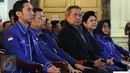 Ketum DPP Partai Demokrat Susilo Bambang Yudhoyono menghadiri Penutupan Rapat Pleno Partai Demokrat di Cianjur, Jawa Barat, Minggu (30/8/2015). Acara tersebut dihadiri 233 pasangan calon kepala daerah yang diusung Demokrat. (Liputan6.com/Helmi Afandi)