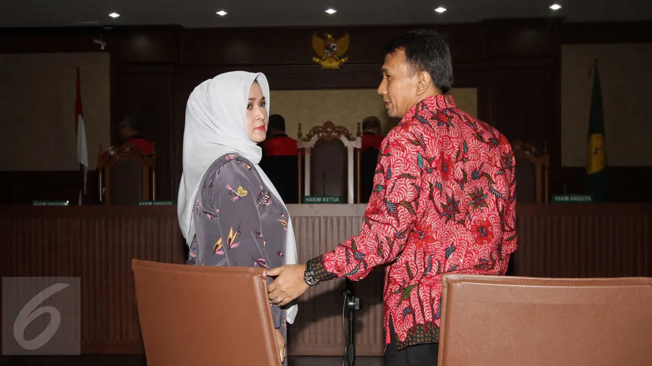20151223-Gatot Pujo dan Evy Susanti Jalani Sidang Perdana di Pengadilan Tipikor