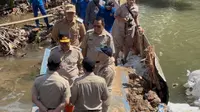 Pramono Cek Tanggul Baswedan Jebol 40 Meter di Jati Padang, Janjikan Perbaikan Menyeluruh