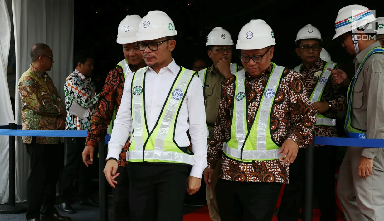 Menaker, Hanif Dhakiri bersiap melihat peletakan batu pertama pembangunan Social SecurityTower, Jakarta, Selasa (30/5). SS Tower merupakan investasi langsung BPJS Ketenagakerjaan di bidang properti. (Liputan6.com/Angga Yuniar)