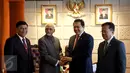 Wakil Presiden India Hamid Ansari (kedua kiri) berjabat tangan dengan Ketua DPD RI, Irman Gusman (kedua kanan), Jakarta, Selasa (3/11/2015). Pembicaraan fokus pada hubungan demokrasi dan budaya antara Indonesia dan India. (Liputan6.com/Johan Tallo)