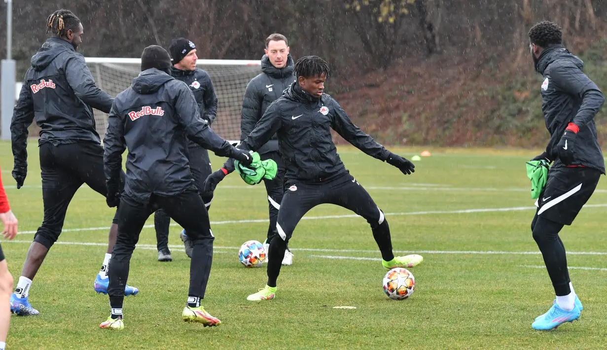 Gelandang RB Salzburg Brenden Aaronson (tengah) dan timnya mengambil bagian dalam sesi latihan di Salzburg, 15 Februari 2022. RB Salzburg akan menjamu Bayern Munchen pada leg pertama babak 16 besar Liga Champions 2021/2022 di Red Bull Arena, Kamis (16/2/2022) dini hari WIB. (KERSTIN JOENSSON/AFP)