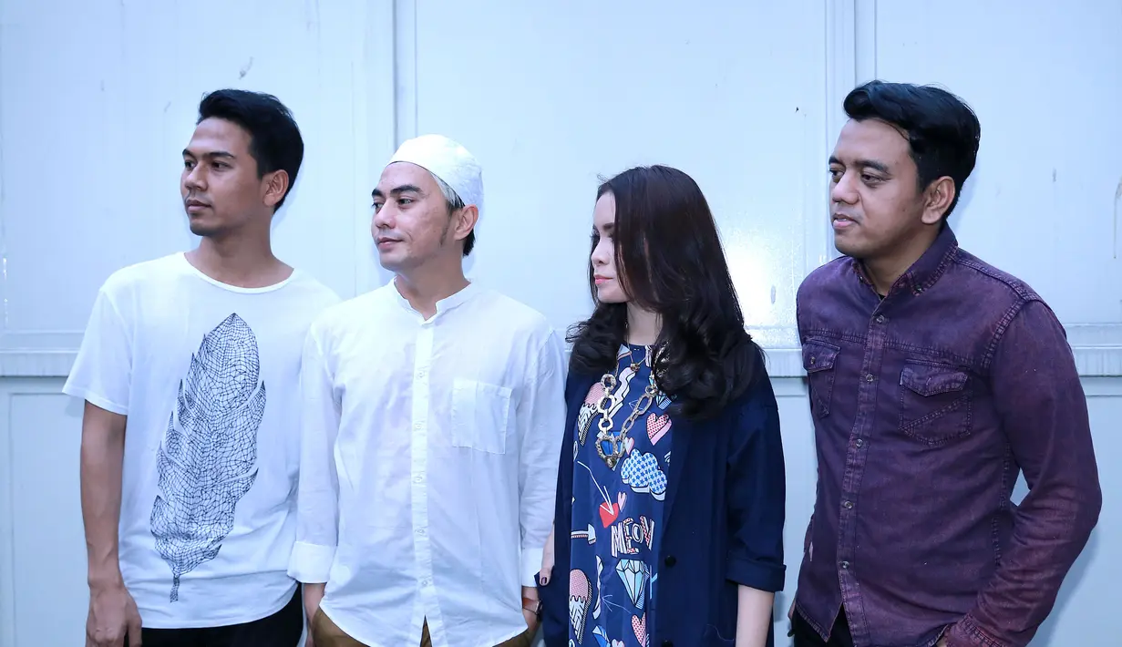 Sekitar 30 menit Geisha membagi-bagikan takjil, setelah itu kembali ke Studio untuk menggelar buka bersama. (Galih W. Satria/Bintang.com)