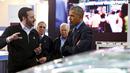 Brian Johnson, dari ZF Friedrichshafen AG, memberikan penjelasan kepada Presiden AS Barack Obama mengenai mobil transparan yang dipamerkan di North American International Auto Show di Detroit, Michigan (20/1). (REUTERS/Jonathan Ernst)