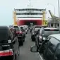 Suasana penyeberangan di Pelabuhan Merak, Banten.