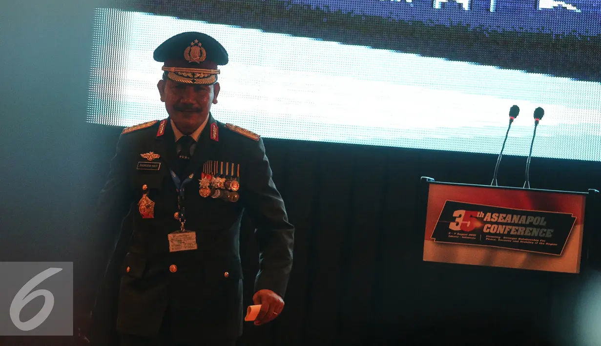 Kapolri Badrodin haiti turun podium usai memberikan paparan ASEANAPOl ke-35 di Jakarta, Selasa (4/8/2015). Konferensi ASEANAPOl ke-35 mengusung salah satu poin kesepakatan bersama lembaga polisi se-ASEAN lainnya . (Liputan6.com/Faizal Fanani)
