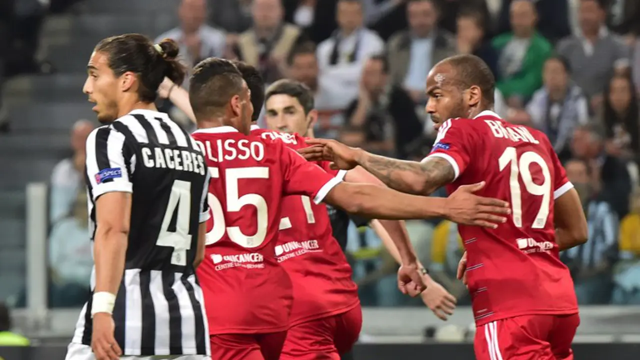 Jimmy Briand Merayakan Gol Lyon