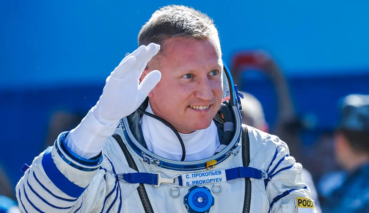 Kosmonaut Roscosmos Sergey Prokopyev melambaikan tangan kepada kerabatnya sebelum peluncuran pesawat ruang angkasa Soyuz MS-22   di kosmodrom Baikonur, Kazakhstan, 21 September 2022. Sergey Prokopyev melakukan penerbangan pertamanya ke luar angkasa pada 6 Juni 2018 dengan Soyuz MS-09 dan menghabiskan 197 hari di luar angkasa sebagai insinyur penerbangan. (Maxim Shemetov, Pool Photo via AP)