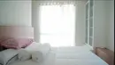Kamar tidur minimalis dengan dominasi warna putih dengan kasur besar dan lemari untuk pakaian. Sama dengan ruangan lain, kamar ini juga dominasi warna putih yang terlihat bersih dan nyaman. [Youtube/Arafah Rianti]