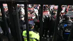 Para pendukung Yoon Suk Yeol berunjuk rasa di luar Pengadilan Distrik Barat Seoul pada Sabtu 18 Januari 2025. (JUNG Yeon-je/AFP)