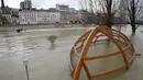 Luapan air Sungai Seine merendam taman bermain di Paris, Senin (29/1). Tingkat air diprediksi akan tetap tinggi sepanjang minggu, karena curah hujan yang masih tinggi dan diperkirakan masih akan memperburuk keadaan banjir ini. (AP Photo/Michel Euler)