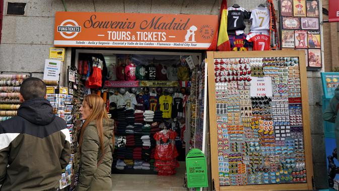 Toko-toko penjual souvenir tersebar di kawasan turis Puerta del Sol, Madrid, Spanyol (Marco Tampubolon/Liputan6.com)