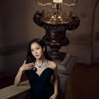 Lihat di sini detail kalung Cartier Jisoo BLACKPINK di  Grand Dîner du Louvre. [@cartier/@sooyaaa__].