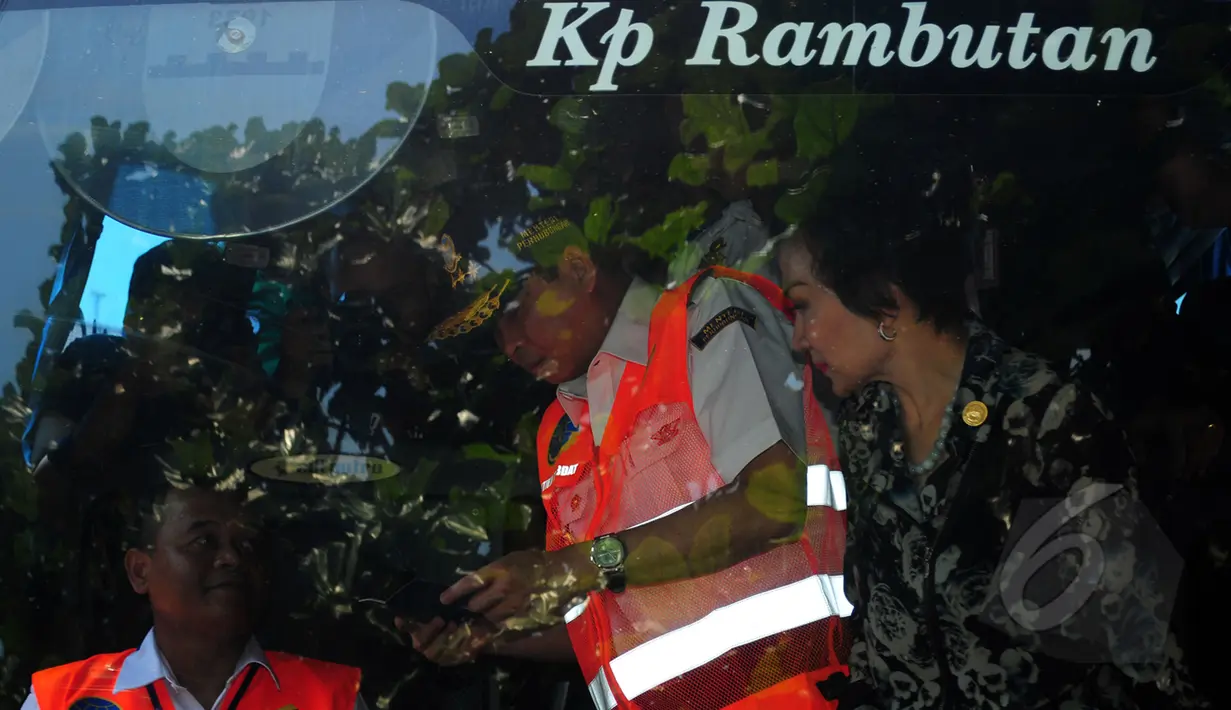 Menteri Perhubungan Ignasius Jonan melakukan inspeksi keselamatan moda transportasi darat keTerminal Kampung Rambutan, Jakarta, Senin (23/3/2015). Jonan melakukan uji kelayakan terhadap bus Antar Kota Antar Provinsi (AKAP). (Liputan6.com/Yoppy Renato)