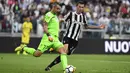 Penyerang Juventus, Mario Mandzukic, membayangi kiper Chievo, Stefano Sorrentino, pada laga Serie A Italia di Stadion Allianz, Turin, Sabtu (9/9/2017). Juventus menang 3-0 atas Chievo. (AFP/Miguel Medina)