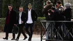 Penyerang Barcelona, Neymar (ketiga kiri) meninggalkan pengadilan nasional Spanyol di Madrid (p Neymar dan presiden Josep Maria Bartomeu akan memberikan bukti dalam kasus transfernya dari Santos ke Barcelona pada 2013. (AFP PHOTO/AVIER Soriano)