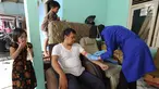Petugas melakukan pengambilan sample darah warga di Cinere, Depok, Rabu (28/6/2019). Dinas Kesehatan Depok dan Puskesmas Cinere melakukan investigasi sumber penyakit dan sampel darah warga di kawasan ini terkait sudah lebih dari sepekan 12 warga terjangkit hepatitis A. (merdeka.com/Arie Basuki)