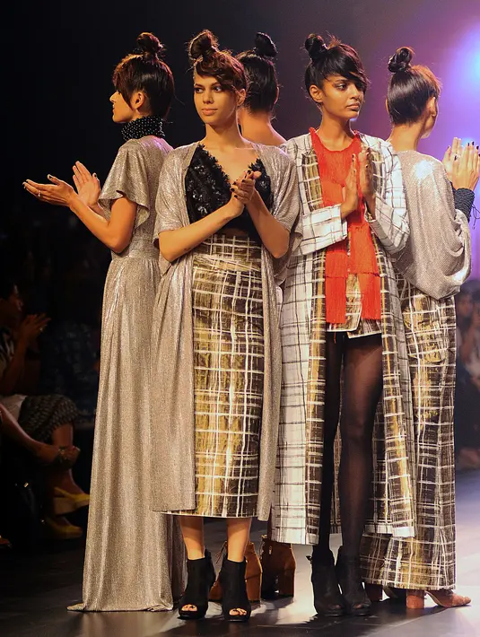 Sejumlah model berpose mengenakan busana kreasi dari desainer Shweta Kapur di Lakme Fashion Week (LFW) Winter / Festive 2017 di Mumbai (16/8). Lakme Fashion Week berlangsung di Mumbai mulai 16-20 Agustus. (AFP Photo/Sujit Jaiswal)