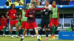 Ronaldo menginstruksikan rekan-rekanya saat laga final Euro 2016 antara Portugal vs Prancis di Paris, Prancis, Senin (11/6). Ronaldo terpaksa keluar lapangan akibat cedera usai berbenturan dengan Dimitri Payet. (REUTERS/Michael Dalder)
