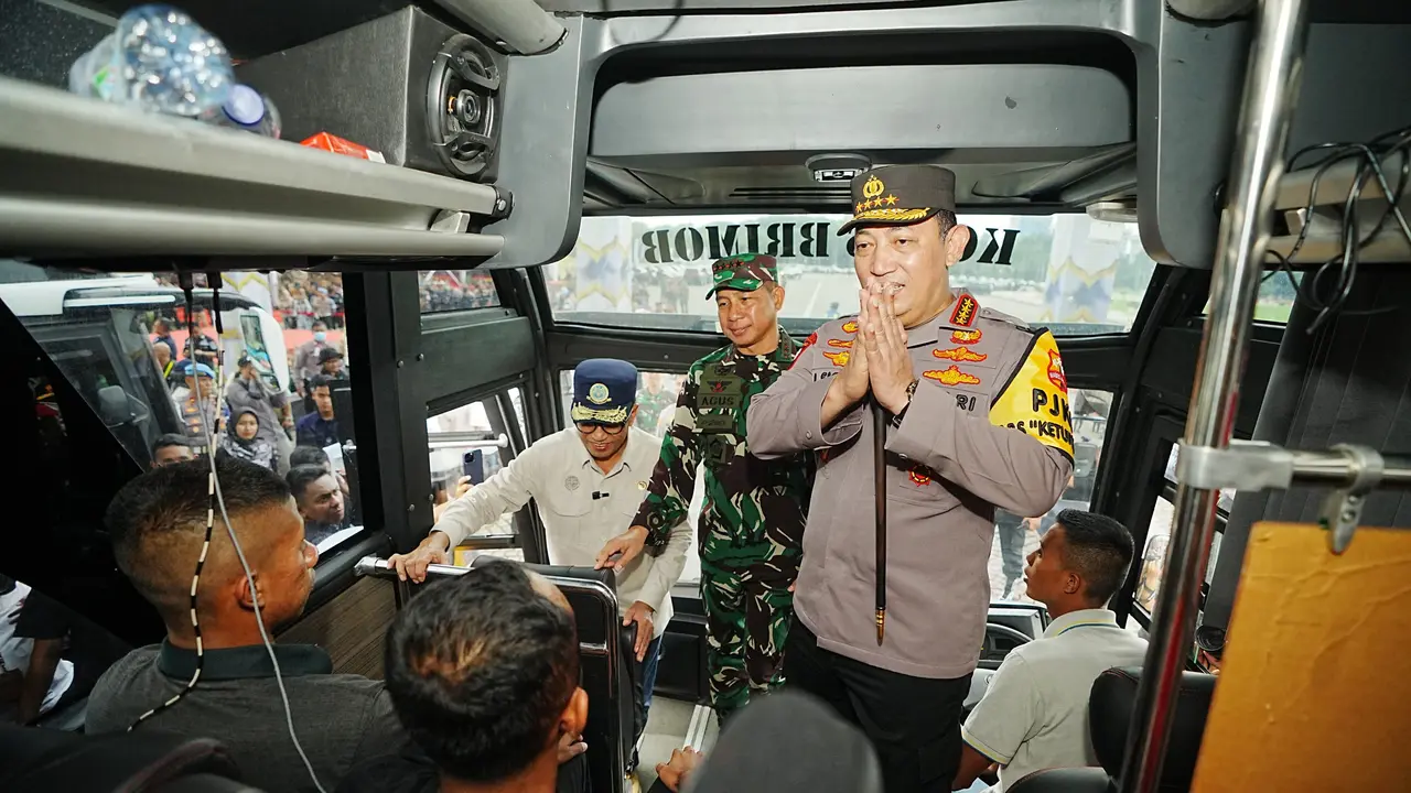 Kapolri Jenderal Listyo Sigit Prabowo melepas keberangkatan masyarakat yang mengikuti program Mudik Gratis Polri Presisi Tahun 2024.