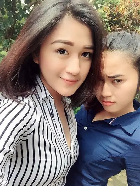 Bripda Muthia berselfie dengan temannya disuatu tempat. Dikabarkan, akibat penganiayaan tersebut, Polwan cantik ini mengalami luka cukup parah di bagian hidung dan mulutnya. (Istimewa)
