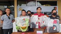 Kasatreskrim Polres Garut AKP  Deni Nurcahyadi didampingi Kapolsek Leles AKP Agus Kustanto, 
 menunjukan barang bukti dalam rilis kasus di Mapolsek Leles, Senin (26/12/2022) sore. (Liputan6.com/Jayadi Supriadin)