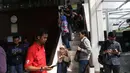 Awak media menunggu di luar ruang sidang pembacaan vonis dengan terdakwa terorisme, Aman Abdurrahman di PN Jakarta Selatan, Jumat (22/6). Awak media hanya diizinkan mengambil gambar ketika Aman Abdurrahman memasuki ruang