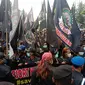 Massa ormas berunjuk rasa di depan kantor Bupati Bekasi menuntut perbaikan tanggul Sungai Citarum yang jebol sepanjang 700 meter, Rabu (26/1/2022). (Istimewa)