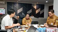 Wakil Menteri Dalam Negeri (Wamendagri) Ribka Haluk saat menerima audiensi Yohanes Surya di Kantor Pusat Kementerian Dalam Negeri (Kemendagri), Jakarta, Senin (6/10/2025).
