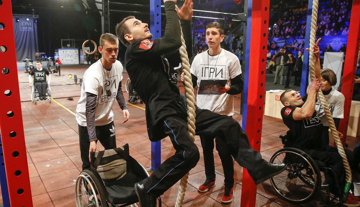 Sejumlah veteran Ukraina yang mengalami cacat fisik mengikuti kompetisi crossfit di Kiev, Ukraina, Sabtu (24/12/2016). Crossfit merupakan jenis fitnes dengan program latihan menggunakan kegiatan sehari-hari. (EPA/Sergey Dolzhenko)