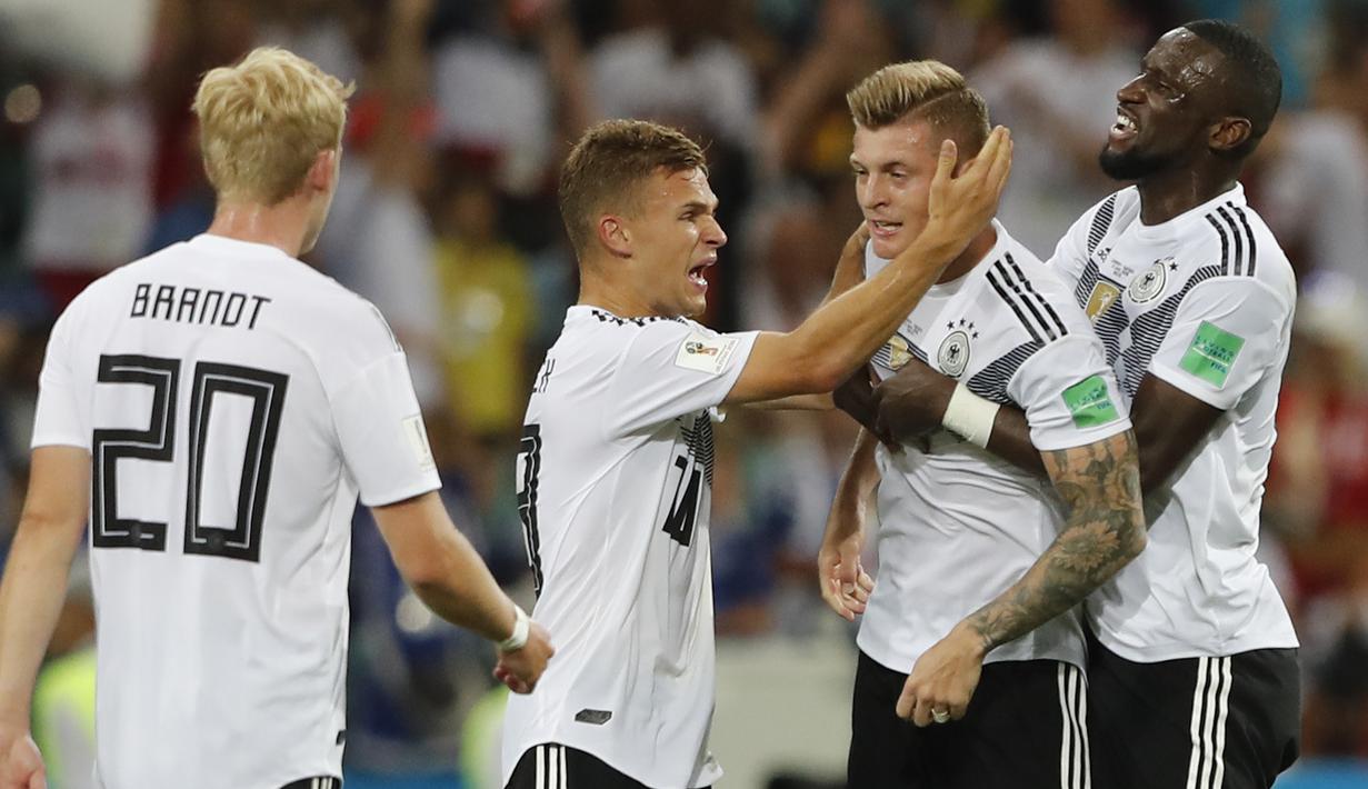 Para pemain Jerman merayakan gol yang dicetak Toni Kroos ke gawang Swedia pada laga grup F Piala Dunia di Stadion Fisht, Sochi, Sabtu (23/6/2018). Gol injury time dirinya beri kemenangan untuk Jerman. (AP/Frank Augstein)